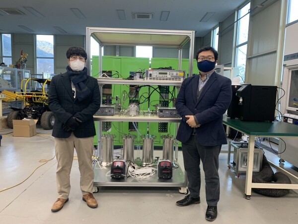 고분자 전해질막 수전해 성능평가 시스템을 전달한 와이즈유 기계‧자동차공학부 한재영(왼쪽) 교수와 윤진원 교수. 사진=와이즈유 제공