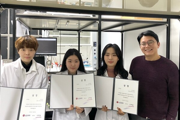 동아대 화학과 박명기(오른쪽) 교수와 수상 학생들이 상장을 들고 있다. 사진=동아대 제공