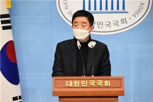 국회 교육위원회 소속 강득구 의원(더불어민주당, 안양 만안)은 지난 14일 국회 정론관에서 '코로나19 3단계를 앞두고 심각해지는 교육격차 대비 교육부의 선제적·전면적 대응 및 2021년 장기플랜 마련 촉구 기자회견'을 열었다. (사진=강득구의원실 제공)