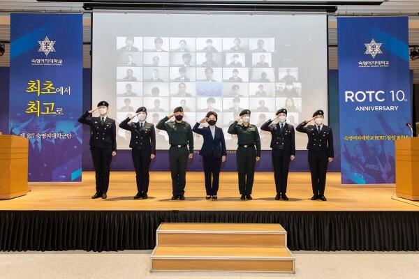 숙명여대 ROTC 창설 10주년 기념식 후 장윤금 총장과 학군단 관계자들이 기념사진을 찍고 있다. 사진=숙명여대 제공