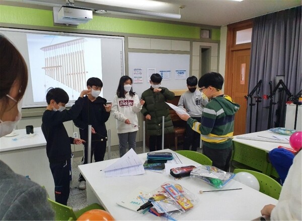 충남대가 대전광역시교육청과 함께 대덕연구개발특구의 연구 성과와 인프라를 활용해 지역 초·중·고 학생들을 대상으로 진행한 예술융합프로그램이 큰 호응을 얻었다. 사진은 전민초등학교에서 열린 대덕밸리연계 예술융합프로그램. 사진=충남대 제공