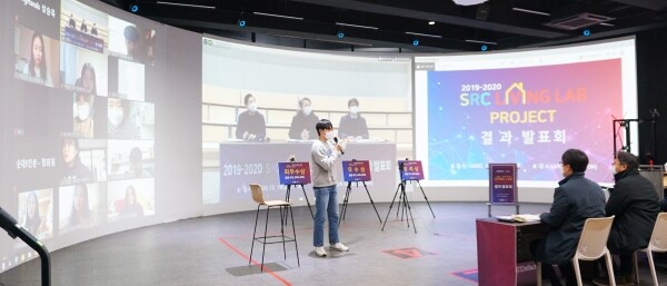 지난 18일 순천향대 학예관 VR 스튜디오에서 ‘2019-2020 SRC리빙랩 프로젝트 결과 발표회’가 열렸다. 이날 6개팀 학생들이 비대면 줌(Zoom) 화상회의 방식으로 참가해 발표한 가운데 심사위원들이 질의응답을 하면서 심사하고 있다. 사진=순천향대 제공