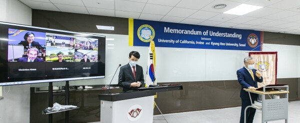 경희대학교 한의과대학이 캘리포니아 주립대학교 어바인 캠퍼스(UCI, University of California Irvine)와 최근 비대면 온라인 업무협약을 체결하고 한의학 교육의 세계화를 위한 도약을 시작했다. 한의과대학 이재동 학장(사진 오른쪽)이 온라인으로 업무협약식에 참여한 UCI 대학 관계자와 대화를 나누는 모습. (사진=경희대 제공)