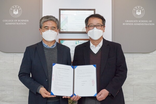 인하대 김종대(왼쪽) 녹색금융 융합전공과정 주임교수와 서태범 인하대 산학협력단장이 특성화대학원 전문인력 양성사업 협약서를 들고 기념촬영을 하고 있다. 사진=인하대 제공