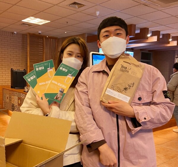 계명대 학생들이 쌀빨대를 구입해 교내 카페에 기부하며 환경운동을 펼치고 있다. 사진=계명대 제공