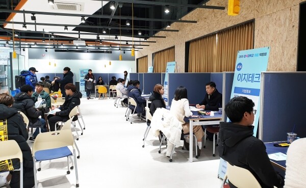 한국대학교육협의회의 ‘코로나19, 산업계 대학전공 수요와 대학생 취업 인식도 분석’ 보고서에 따르면, 대학 재학생과 졸업생 6,227명 중 4,815명이 신규 채용환경이 ‘작년보다 어렵다’고 응답했다. 사진은 지난 2019년 열린 수도권 대학의 채용박람회 모습.