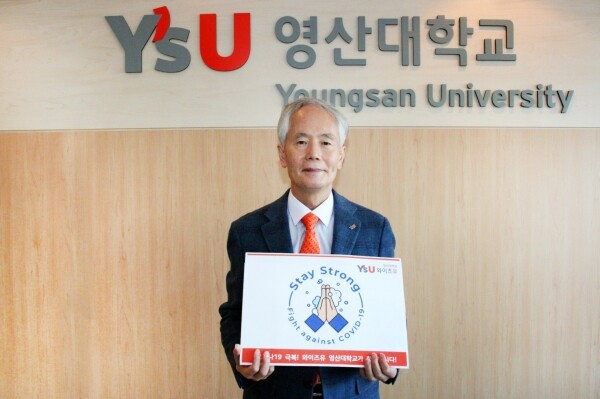 와이즈유 부구욱 총장이 '스테이 스트롱' 문구가 적힌 팻말을 들고 캠패인에 동참하고 있다. 사진=와이즈유 제공