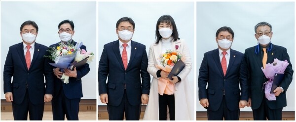 경상대는 30일 GNU컨벤션센터 303호 강의실에서 ‘2020년 하반기 정부포상 전수식 및 총장상 시상식’을 열었다. 시상식 후 권순기 총장과 기념촬영하는 성문기, 김소희 팀장과 윤송식 교사(왼쪽부터). 사진=경상대 제공