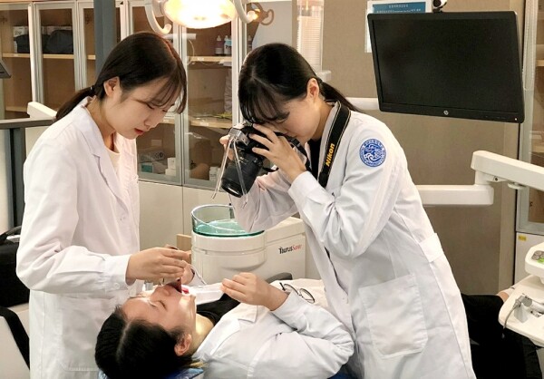 영남이공대학교 치위생과는 최근 한국보건의료인국가시험원에서 시행한 제48회 치과위생사 국가시험에서 작년에 이어 전원 100% 합격했다. 전문치위생과정을 이수하고 있는 재학생들. 사진=영남이공대 제공