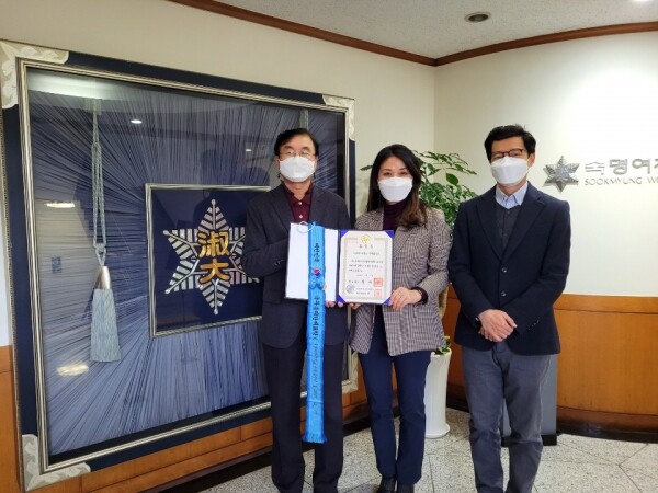 (사진 왼쪽부터) 숙명여대 이명석 산학협력단장, 김애희 기술사업화센터장, 이현규 담당자가 국무총리 표창 수상 기념사진을 찍고 있다. 사진=숙명여대 제공