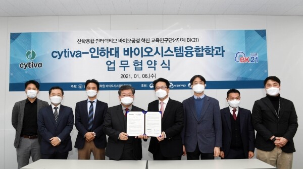 (왼쪽부터)인하대 생명공학과 허윤석·백종윤·전태준 교수, 이철균 학과장, 싸이티바 최준호 대표, 김재현 상무, 김도윤·최순웅 부장이 바이오산업체 전문인력 양성을 위한 업무협약을 체결하고 기념촬영을 하고 있다. 사진=인하대 제공