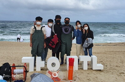 측량 캡스톤디자인 경진대회에서 우수상을 수상한 강원대 지구환경시스템공학과 GAIA 동아리. 사진=강원대 제공