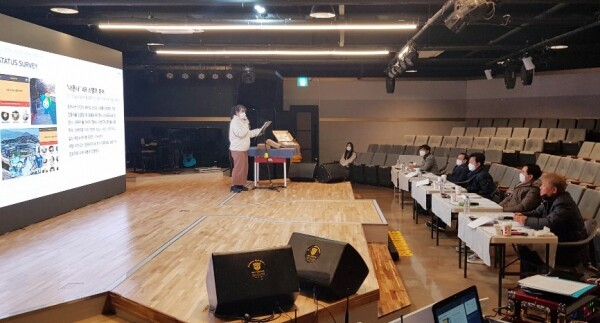 경남대 피움투어 팀이 ‘창원 문화청년 플랫폼 ON 캠퍼스 비대면 대학생 해커톤 대회’에서 발표를 진행하고 있다. 사진=경남대 제공