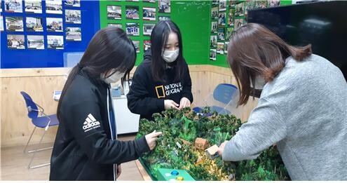 군포시청소년수련관 소속 학생들이 봉오동전투 관련 학습을 수행하고 있다. 사진=군포시청소년재단 제공