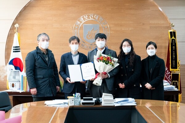 원광보건대 안경광학과 동아리 비전옵틱스 학생들이 한국대학사회봉사협의회 회장상을 수상한 뒤 기념촬영하고 있다. 사진=원광보건대 제공