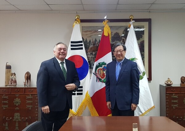 다울 마투테 주한페루대사(왼쪽)와 전비호 특임교수가 기념촬영을 하고 있다. 사진=성균관대 제공