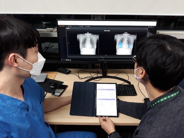 부산 제3 생활치료센터 관계자들이 환자들의 데이터를 모니터링하고 있다. 사진=부경대 제공