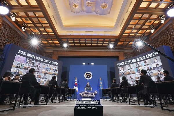 문재인 대통령이 18일 청와대 춘추관에서 온라인으로 진행된 신년 기자회견에서 발언을 하고 있다. 사진=청와대 제공