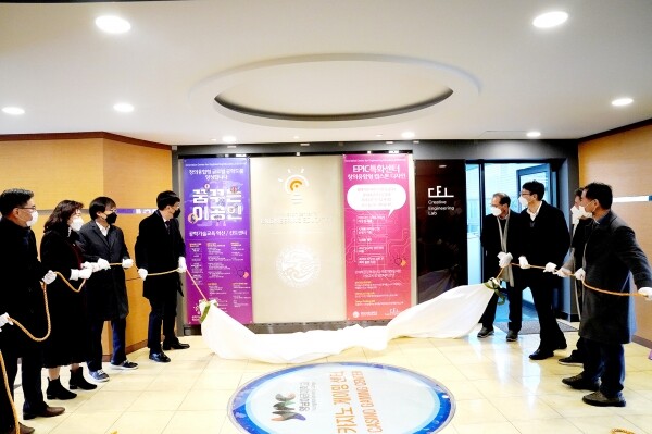 영남이공대학교는 19일 천마쉼터 1층에서 'Creative Engineering Lab' 개관식을 가졌다. 이날 개관식에는 (왼쪽부터)박민규 기획처장, 이경수 학사운영처장, 박만교 대외협력부총장, 박재훈 총장, 박찬규 교학부총장, 김우현 입학처장, 변창수 취업복지처장, 이종락 공학기술교육혁신센터장이 참석했다. 사진=영남이공대 제공
