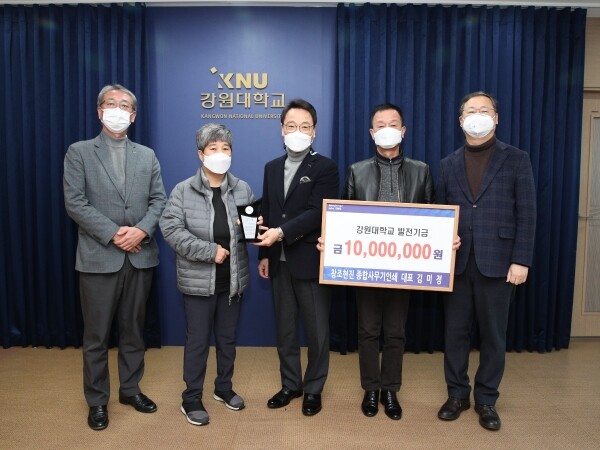 강원대학교 춘천캠퍼스 학생회관 복사실을 운영하고 있는 ‘창조현진 종합사무기·인쇄’ 김미정·임종화 대표가 19일 강원대 대학발전기금으로 1천만원을 전달했다. 사진=강원대 제공