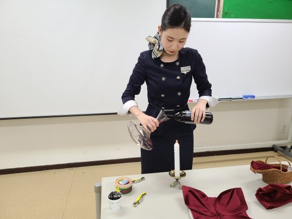 한국교통대학교 평생교육원이 ‘와인소믈리에 자격증 시험’에서 응시자 전원 합격을 달성했다. 사진=한국교통대 제공