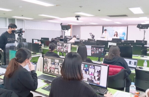 강원대학교 사범대학 영어교육과는 2020년 10월부터 2021년 1월까지 강원지역 고등학생들을 대상으로 ‘POC(Piece Of Cake, 폭) 빠져드는 강원대 영문법 치료’ 프로그램을 개최했다. 사진=강원대 제공