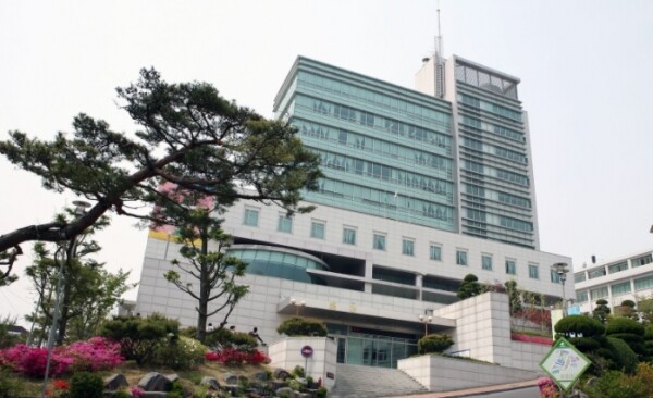 교육부는 22일 학교법인 군산기독학원이 설치·경영하는 사립 전문대학인 서해대학에 대해 고등교육법 제60조 및 제62조에 따른 청문 절차 등을 거쳐 대학 폐쇄명령을 내렸다. 사진은 서해대학 본관. 사진=서해대학 홈페이지 캡처