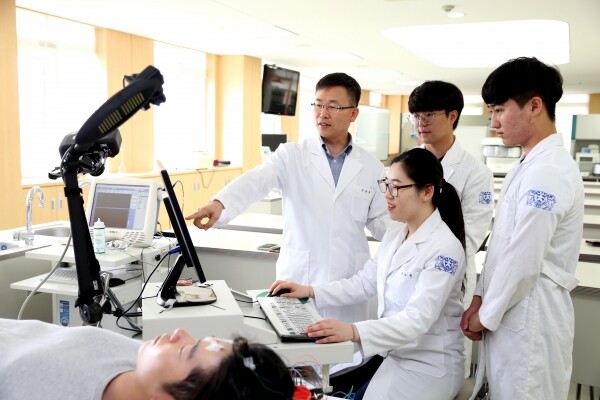 최근 발표된 제48회 임상병리사 국가고시 결과, 시험에 응시한 경동대 임상병리학과 졸업예정자 42명 전원이 합격했다. 사진은 경동대 임상병리학과 실습장면. 사진=경동대 제공
