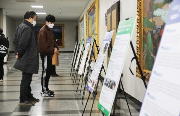 동신대는 중앙도서관 로비에서 '2020년 lab창업 동아리 활동 성과 전시회'를 개최했다.
