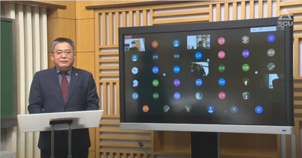 경영학과 전광호 학과장이 유튜브 라이브 경영인의 밤에서 축사를 하고 있다. 사진=서울사이버대 제공