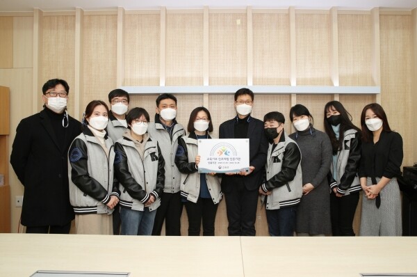 강원대학교 이보경 입학본부장(가운데 왼쪽)을 비롯한 교직원들이 교육부의 ‘교육기부 진로체험 인증기관’ 현판을 들고 있다. 사진=강원대 제공