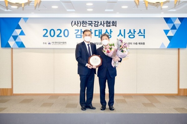 지난달 29일 김준배 한국장학재단 상임감사(오른쪽)가 자랑스러운 감사인상 수상식에서 기념촬영을 하고 있다. 사진=한국장학재단