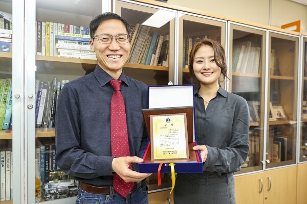 제4회 한국전략경영학회 우수박사논문상을 수상한 이주연 박사(오른쪽)와 영남대 경영학과 박태경 교수. 사진=영남대 제공