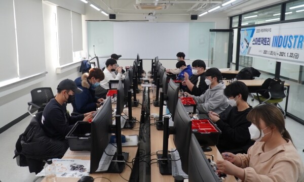 ‘2020 Winter Industry 4.0 Edu’ 프로그램에서 한밭대와 한국교통대 학생들이 스마트팩토리 조립 키트를 이용한 실습을 진행하고 있다. 사진=한밭대 제공