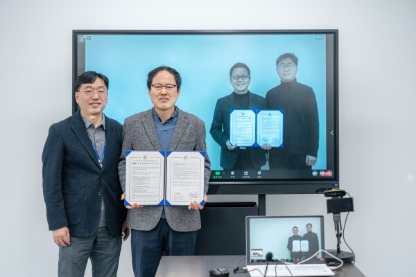 서울과학기술대학교 창의융합대학은 지난 1일 한국전자기술연구원 지능정보연구본부와 ‘4차 산업혁명 분야 R&D 협력 및 지원을 위한 업무협약’을 체결했다. (왼쪽부터)박종열 교수, 최병욱 학장, 최병호 본부장, 김제우 센터장. 사진=서울과기대 제공