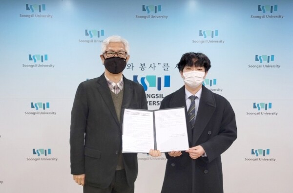 김선욱 학사부총장(왼쪽)과 김채수 총학생회장이 최종 합의문에 서명하고 기념사진 촬영에 임하고 있다. 사진=숭실대 제공