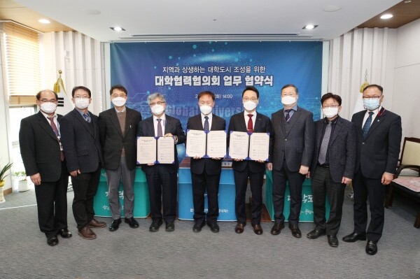 강원대학교는 9일 춘천시청 3층 시장 접견실에서 춘천시, 한림대와 ‘지역과 상생하는 대학도시 조성을 위한 대학협력협의회 업무협약’을 체결했다.