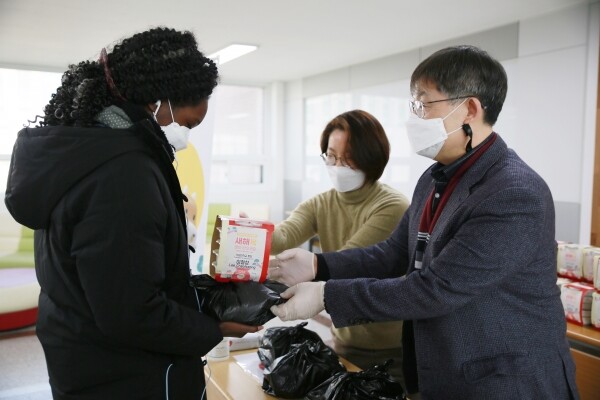 외국인 유학생에게 도시락과 햇반을 전달하고 있는 이철성 총장(오른쪽)과 박민정 교수(가운데). 사진=건양대 제공