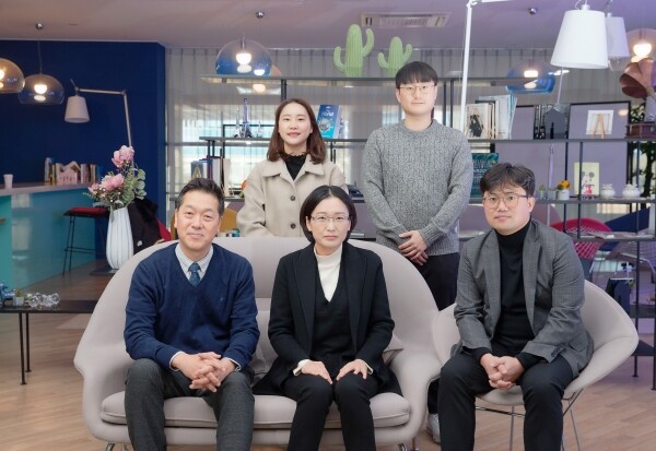 UNIST 에너지화학공학과의 최남순·곽상규 교수와 화학과 홍성유 교수팀은 대용량 리튬이온배터리 개발의 난제로 꼽혀 온 전극 소재의 불안정성을 해결할 수 있는 배터리 전해액 첨가제를 개발했다. (좌측하단부터 반시계 방향) 곽상규 교수, 최남순 교수, 홍성유 교수, 박세원 연구원, 정서영 연구원. 사진=UNIST 제공