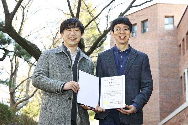 한국공인회계사회 '최우수논문상'을 수상한 (왼쪽부터)이민우 박사와 정기위 교수 모습. 사진=영남대 제공