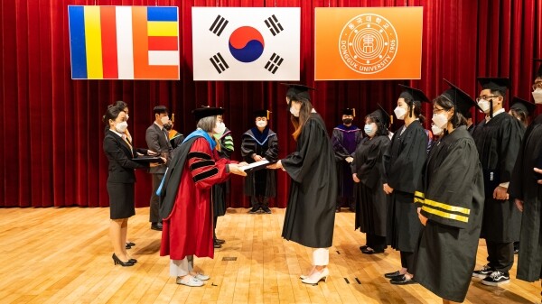 동국대 경주캠퍼스가 17일 2021년 봄 학위수여식을 진행하고 있다. 사진=동국대 경주캠퍼스 제공