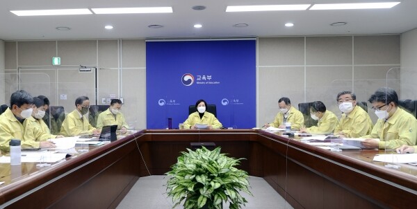 유은혜 부총리 겸 교육부장관이 18일 신학기 개학 준비 상황 점검을 위해 ‘제5차 전국 시도부교육감 회의’를 주재하고 있다. 사진=교육부 제공