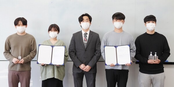 손소독제 및 심신 안정용 항균성 스프레이 조성물 특허 출원한 화장품화공계열 학생들과 이종민 교수(왼쪽부터 이윤주, 심정현, 이종민 교수, 임양호, 김윤우 씨). 사진=영남이공대 제공