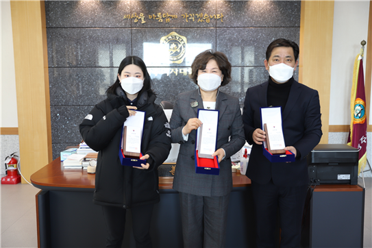 대한양궁협회 공로패를 수상한 이선재 총장(가운데)과 우수지도자상을 받은 김성은 감독 우수단체로 선정된 양궁부 이세현 선수가 기념촬영을 하고 있다. 사진=광주여대 제공