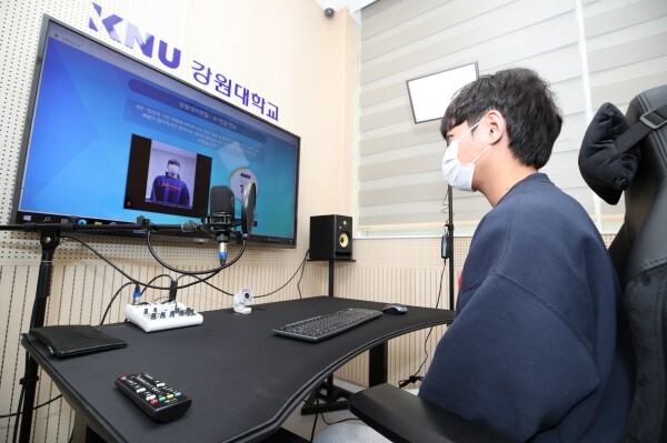 강원대학교 대학일자리센터는 코로나19로 인한 채용시장 변화에 대응해, 온택트(On+Untact) 기반 취업지원 플랫폼인 ‘KNU JOB STUDIO 및 AI 면접실’을 구축했다. AI 모의면접 모습. 사진=강원대 제공