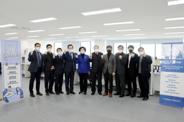 가천대학교가 외국인 유학생 원스톱 서비스센터인 OIS(Office of international student service) 센터를 글로벌센터 7층에 23일 개관했다. 가천대 OIS 센터 개관식에서 참석자들이 기념사진을 찍고 있다. (사진왼쪽에서 다섯 번째가 최미리 부총장) 사진=가천대 제공