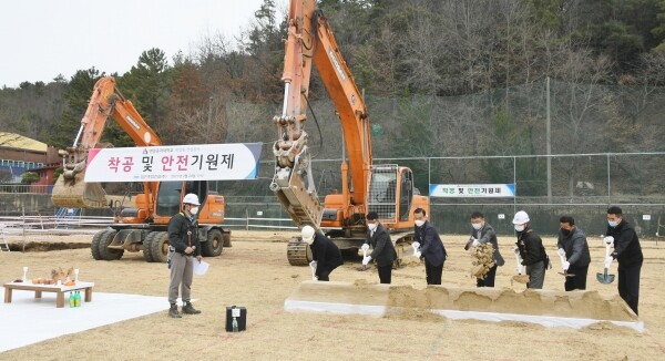 연암공과대학교는 24일 진주캠퍼스에서 대학 주요 관계자 및 공사 관계자가 참여한 가운데 스마트팩토리 융복합관 착공식을 진행했다. 사진=연암공대 제공