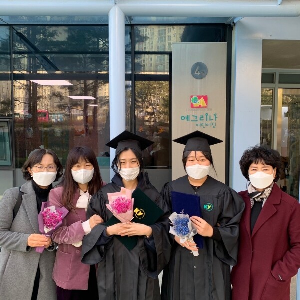 (왼쪽부터) 건양대 아동보육학과 황성원 교수, 육길나 교수, 전희지·윤보희 졸업생, 윤선영 교수. 사진=건양대 제공
