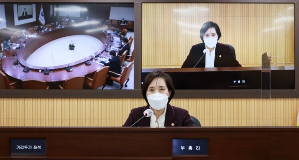유은혜 부총리 겸 교육부장관이 24일 제4차 사회관계장관회의를 주재하고 있다. 사진=교육부 제공