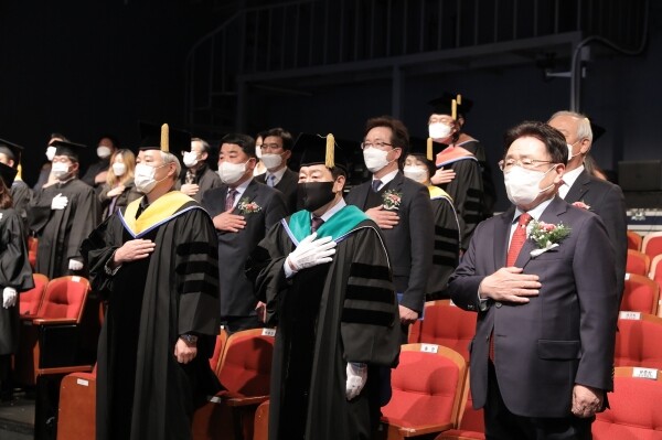 24일 한국방송대 류수노 총장(앞줄 가운데)이 ‘2021년도 전기 학위수여식’에서 관계자들과 기념촬영을 하고 있다. 사진=방송대 제공